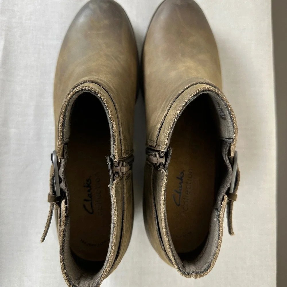 Clarks Women's 9.5 Charlten Rae‎ Ankle Bootie Mushroom Oily Leather Buckle Zip